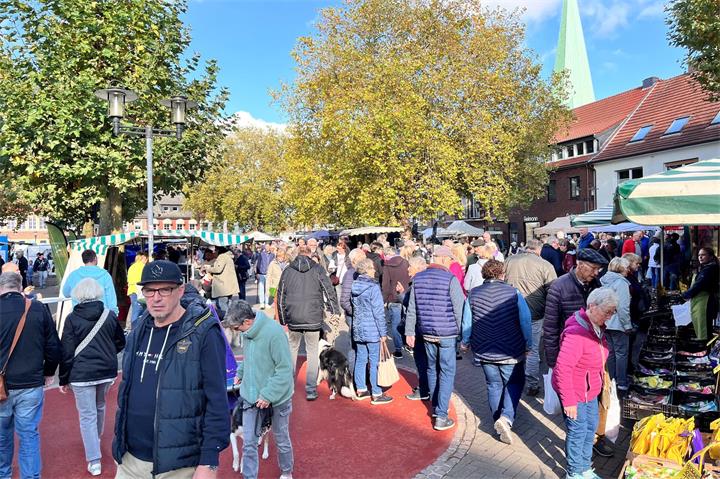 Ab 11 Uhr ist der Bauernmarkt auf dem Marktplatz geöffnet. Die Geschäfte laden ab 13 Uhr zum Bummeln und Einkaufen ein.
