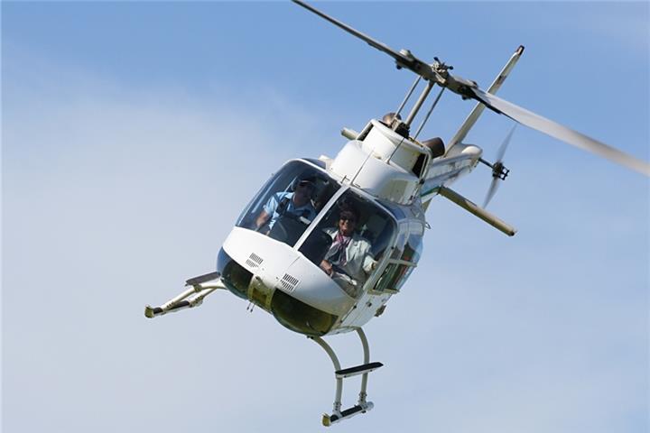 Ab 11 Uhr startklar: Vor dem Freibad werden zum 17. Heidener Herbst Helikopterrundflüge angeboten.