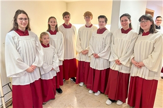 Acht Messdienerinnen und Messdiener aus Borken durften bei der Chrisam-Messe im St.-Paulus-Dom in Münster am Altar stehen. Fotos: Bischöfliche Pressestelle / Ann-Christin Ladermann