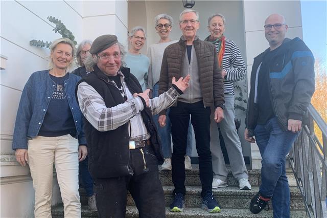 Als Gast der Ausstellung ist in diesem Jahr der Stahlbildhauer Norbert Then (vorne) dabei.