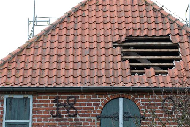 Altbau mit Sturmschaden: Eine fehlende Windsogsicherung kann bei älteren Dächern häufig zu Sturmschäden führen. Foto: HLC/Friedrich Ossenberg-Schule
