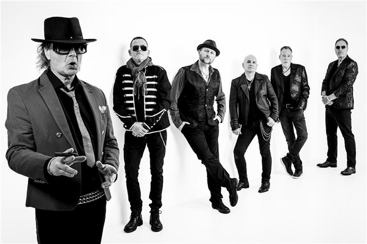 Am 16. Juli präsentiert die „Panik Power Band“ ihre gefeierte Udo-Lindenberg-Tribute-Show auf dem Borkener Marktplatz. © Panik Power Band
