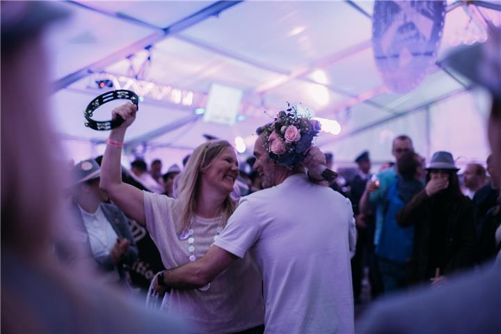 Am Abend wird ausgelassen gefeiert: Party im Festzelt ab 20 Uhr mit DJ Andy.