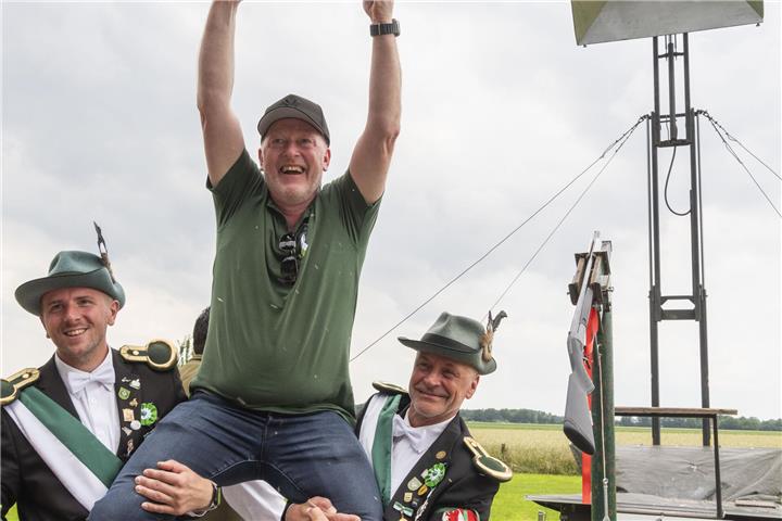 Andreas Witte holte im letzten Jahr mit dem 242. Schuss die Überreste des hölzernen Schützenvogels von der Stange.