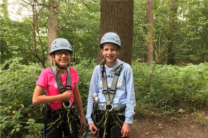 Anna-Lena (l.) und Carolin aus Rhede haben Spaß im Kletterwald am Pröbstingsee..