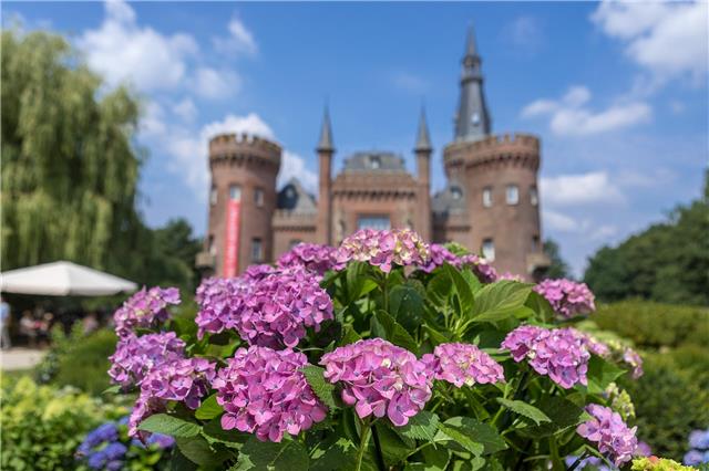 Attraktives Ausflugsziel für Gartenfans: Blütenmeer am Schloss Moyland.