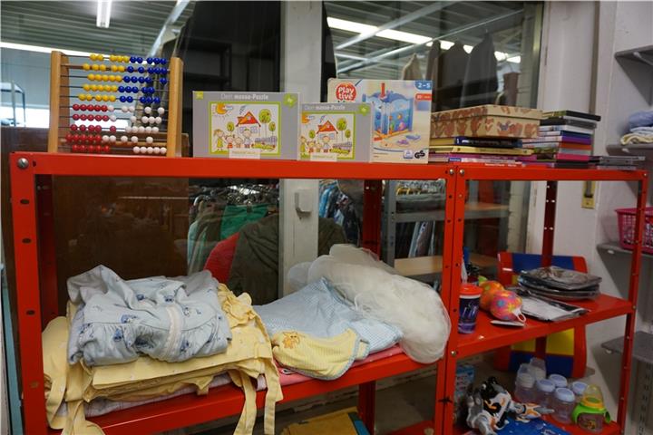 Auch Spielzeug und Kleidung für Kinder gehören zum Angebot.