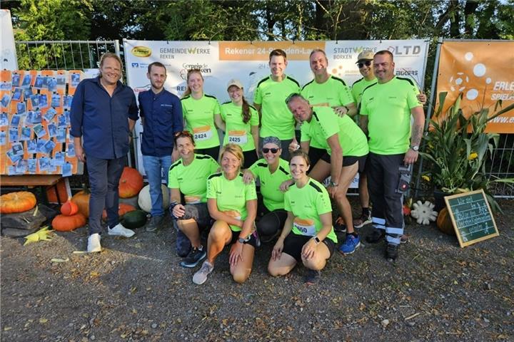 Laufend Gutes tun Auch Sternekoch Björn Freitag (links im Bild) war im letzten Jahr mit von der Partie und hat Würstchen gegrillt.