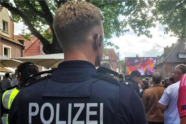 Auch die Polizei wird bei großen Public-Viewing-Veranstaltungen präsent sein, um das Sicherheitsgefühl der Menschen zu stärken.