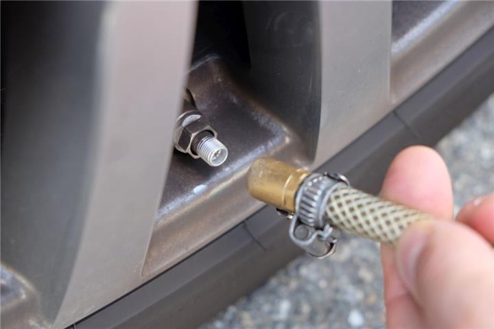 Auch mit Reifendruckkontrollsystem muss geprüft werden. Fotos: DEKRA