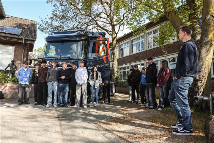 Auf dem Lehrerparkplatz der Maria-Sibylla-Merian Realschule stand jetzt ein Lkw: Ausbildungsbotschafter Lars Högner hatte sein Arbeitsgerät mitgebracht, um lebendig aus seinem Azubi-Alltag zu berichten. Foto: Betz/IHK
