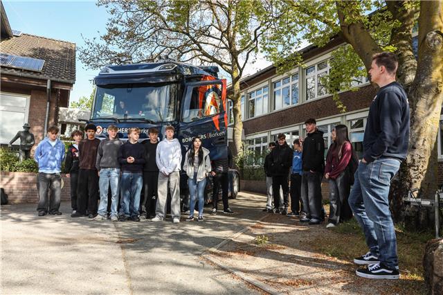 Auf dem Lehrerparkplatz der Maria-Sibylla-Merian Realschule stand jetzt ein Lkw: Ausbildungsbotschafter Lars Högner hatte sein Arbeitsgerät mitgebracht, um lebendig aus seinem Azubi-Alltag zu berichten. Foto: Betz/IHK
