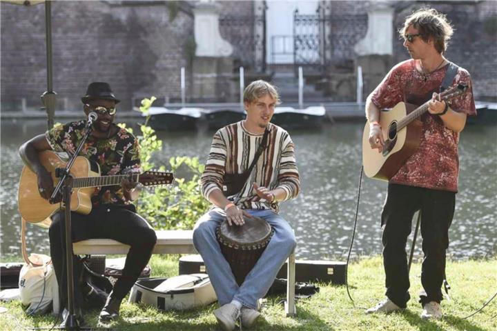 Auf dem Programm stehen Pop, Charts, eigene Songs und afrikanische Musik.