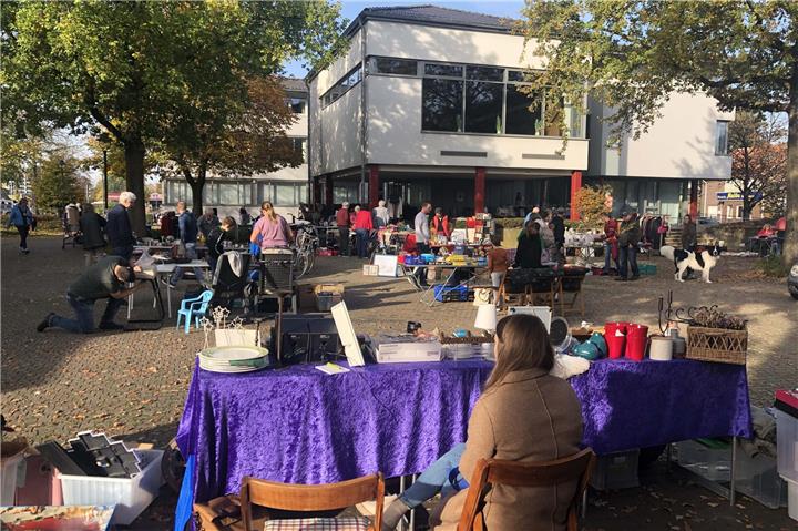 Auf dem Rathausvorplatz findet der Familientrödelmarkt statt.