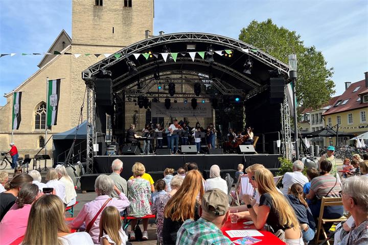 Auf der Bühne – in diesem Jahr auf dem Marktplatz – ist am Samstag und Sonntag viel Programm.