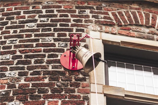 Auf der Glocke sind die Jahreszahlen 1226 und 2026 sowie der Schriftzug „Stadtjubiläum“ eingraviert. Foto: Stadt Borken/mediamieze