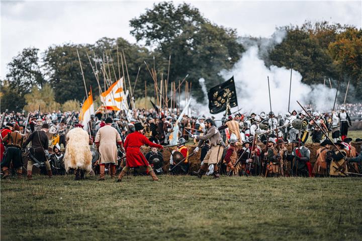 Aufregende Reise in die Vergangenheit: 1500 Reenactors stellen die Schlacht um Grolle aus dem Jahr 1627 detailgetreu nach. Fotos: Liike