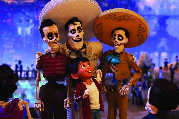 Aus Versehen gerät Miguel ins Reich der Toten und trifft dort die Seelen seiner toten Verwandten. Fotos (2): Disney/Pixar