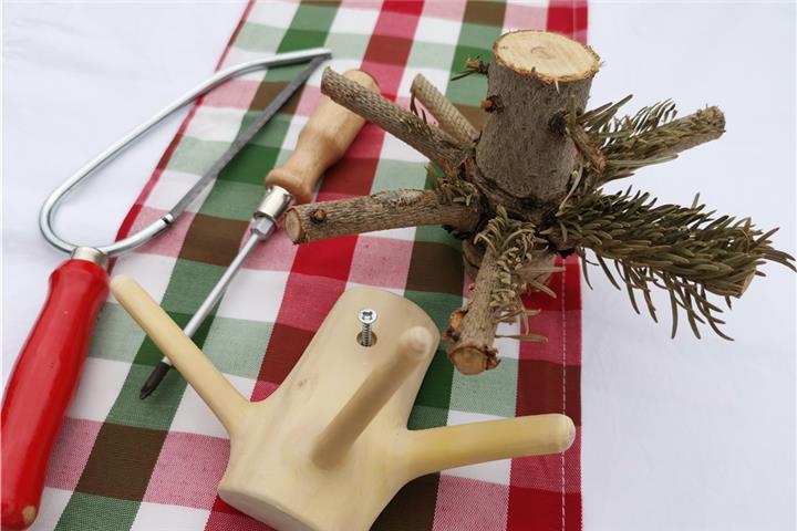 Aus dem Stamm des Baums wird mit handwerklichem Geschick ein Kleiderhaken. Foto: Kollaxo
