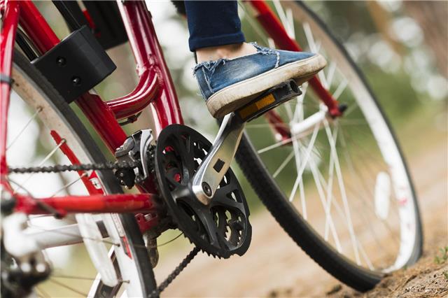 Auswahl an gebrauchten und gut erhaltenen Fahrrädern, Kinderrollern, Dreirädern, Tretrollern E-Bikes sowie auch Fahrradzubehör. Foto: Freepik