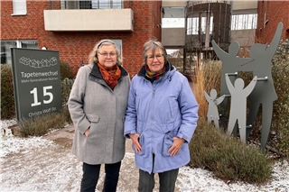 Barbara Basner-Stoffers (l.) und Birgit Schüler berichten vom Leben im Mehrgenerationen-Wohnprojekt „Tapetenwechsel“.
