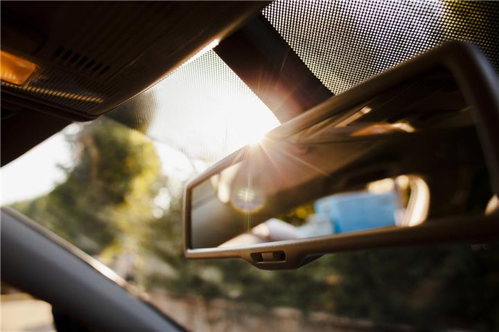 Bei Hitze im Auto einen kühlen Kopf bewahren und einige Tipps beachten. Foto: Freepik