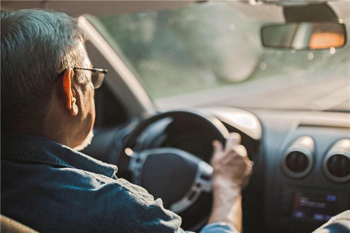 Bei einer Rückmeldefahrt können ältere Menschen ihre Fahrtauglichkeit prüfen lassen und wertvolle Hinweise bekommen.Foto: DJD/TÜV-Hessen/Getty Images/Marko Pekic