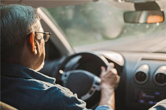 Bei einer Rückmeldefahrt können ältere Menschen ihre Fahrtauglichkeit prüfen lassen und wertvolle Hinweise bekommen.Foto: DJD/TÜV-Hessen/Getty Images/Marko Pekic