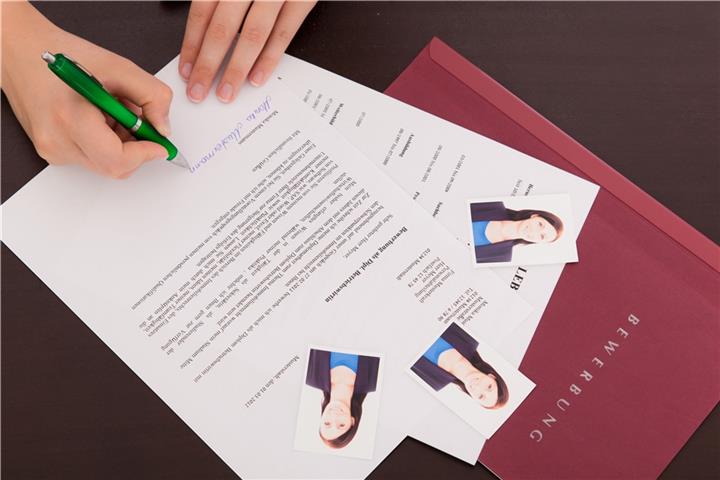 Beim Bewerbungsmappencheck werden die Unterlagen auf Herz und Nieren geprüft. Foto: Fotolia