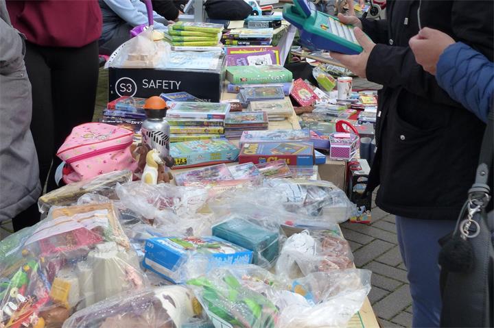 Beim Kinderflohmarkt auf dem Kirchplatz können junge Schatzsucher stöbern.