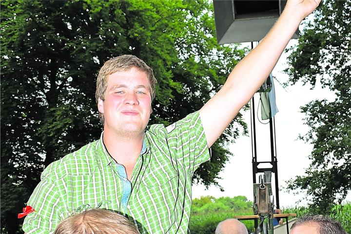 Beim Vogelschießen 2017 entstand dieser Schnappschuss: Matthis Wortmann ist neuer König von Klein Reken. .