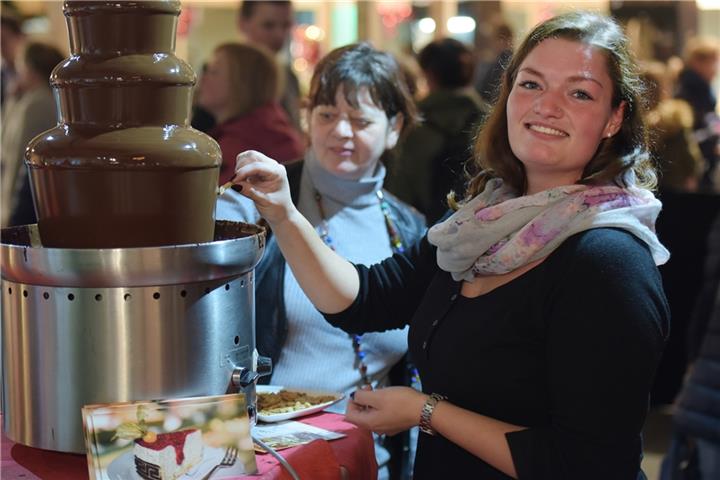 Beliebter Anziehungspunkt für alle Naschkatzen auf der „Zimt & Sterne“ war im 2016 der Schokobrunnen.