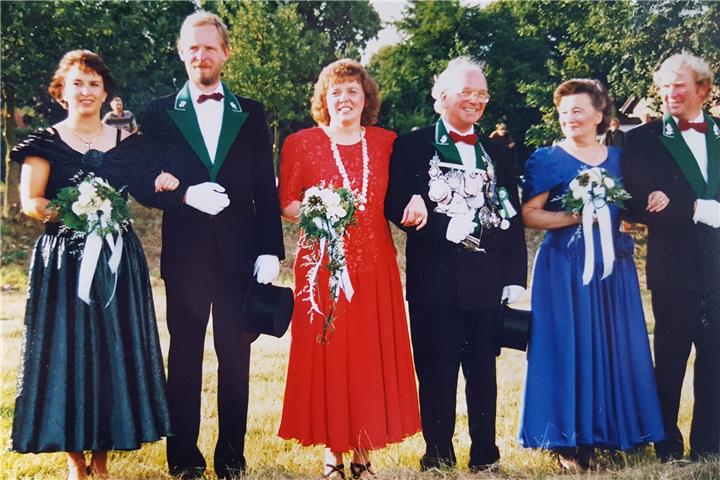 Berni Huvers mit seiner Königin Hildegard Wiesweg samt Throngemeinschaft vor 30 Jahren.