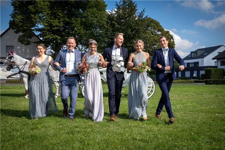 Beschwingt durchs Schützenjahr: Das Königspaar Michael Nießing und Lena Jansen mit dem Ehrengefolge Simone Becker und Jannick Nießing, Hanna Buß und Steffen Nießing.