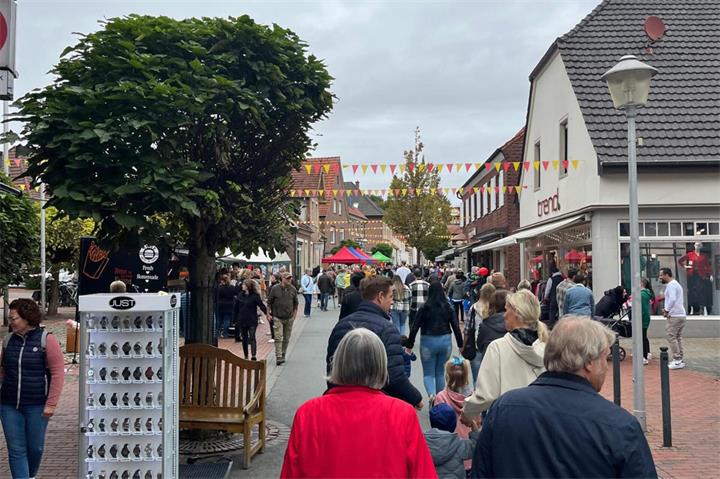 Besucher benutzen den verkaufsoffenen Sonntag zum Shopping und Genießen.