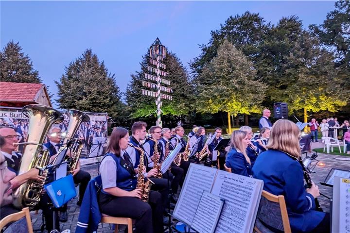 „Abendklänge“ am Heimathaus mit der Musikkapelle Burlo 