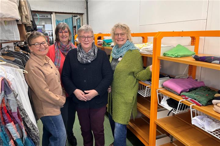 Birgit Menslage-Blum (r.) und drei ehrenamtliche Mitarbeiterinnen der Klamotte vor den neuen neuen Regalen. Foto: hie