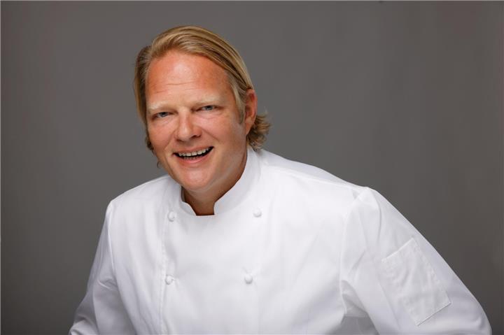 Björn Freitag kocht live beim Wirtschaftstag.Foto: Moritz Brilo