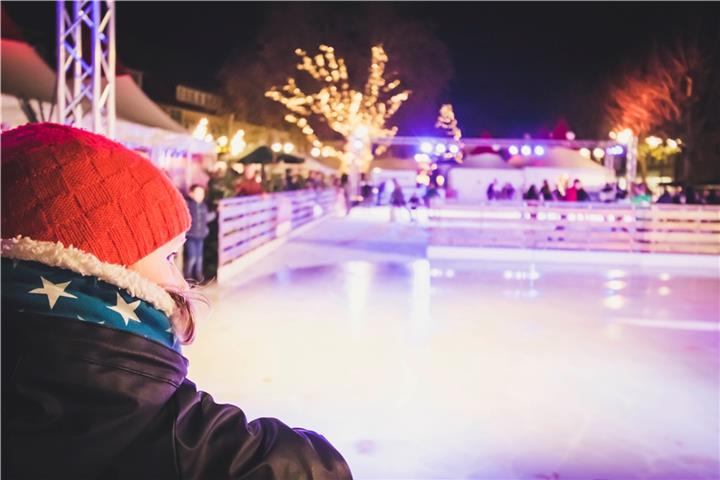 Blick auf die Eisbahn.