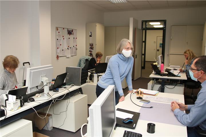 Blick in einen der Räume der im Gesundheitsamt. Das Team um Dr. Francis Abele-Haupts (Mitte) und Michael Heistermann hat angesichts steigender Zahlen viel Arbeit, um die Corona-Pandemie so gut es geht einzudämmen.