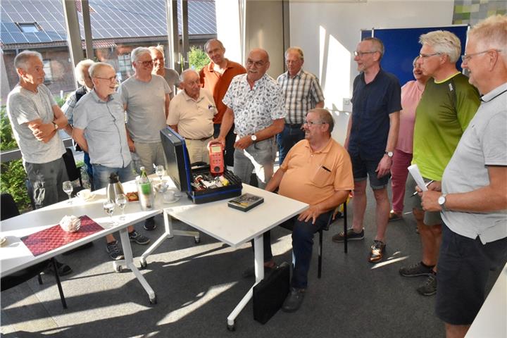 Bocholter Akteure berichten den Interessierten aus Borken über ihre Erfahrungen mit dem Repair Café. Ein Blick in den Werkzeugkoffer darf nicht fehlen. Foto. pd