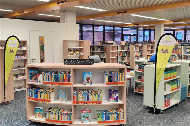 Bücher und Spiele werden jetzt in neuen, kindgerechten Regalen präsentiert.