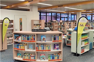 Bücher und Spiele werden jetzt in neuen, kindgerechten Regalen präsentiert.