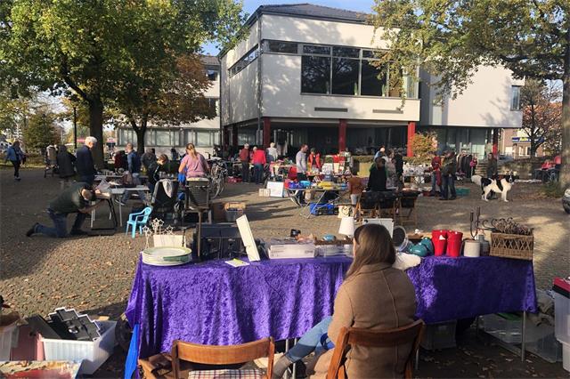 Bummeln und gebrauchte „Schätzchen“ entdecken: Auf dem Rathausvorplatz findet der Trödelmarkt statt.