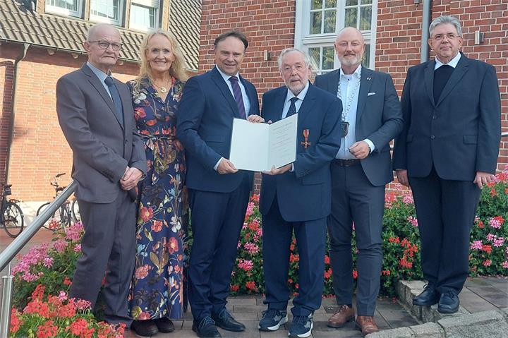 Bundesverdienstkreuz für Dr. Heinrich Bäßmann aus Oeding. Foto: Gemeinde Südlohn