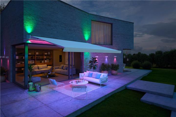 Bunt is beautiful: Markisen-Profis bieten Designmarkisen mit farbigen LEDBeleuchtungsoptionen an. 