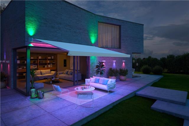 Bunt is beautiful: Markisen-Profis bieten Designmarkisen mit farbigen LEDBeleuchtungsoptionen an. 