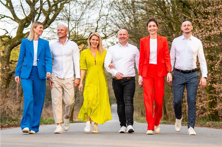 Bunte Truppe: Das amtierende Königspaar Robert Glombik und Eva Reidenbach mit den beiden Ehrenpaaren.