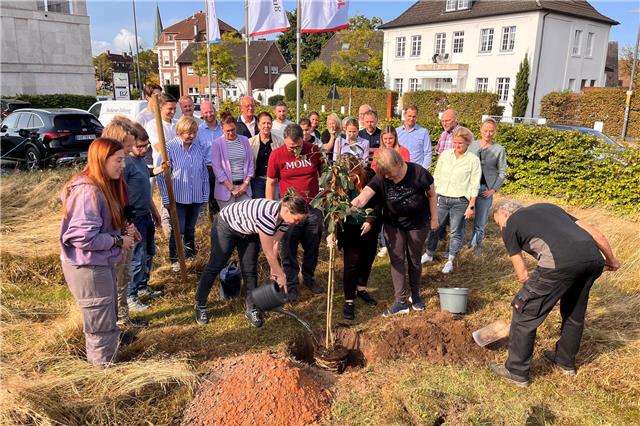 Challenge gemeistert: Auf der Wiese neben dem Verlagsgebäude wurde ein Apfelbaum gepflanzt.