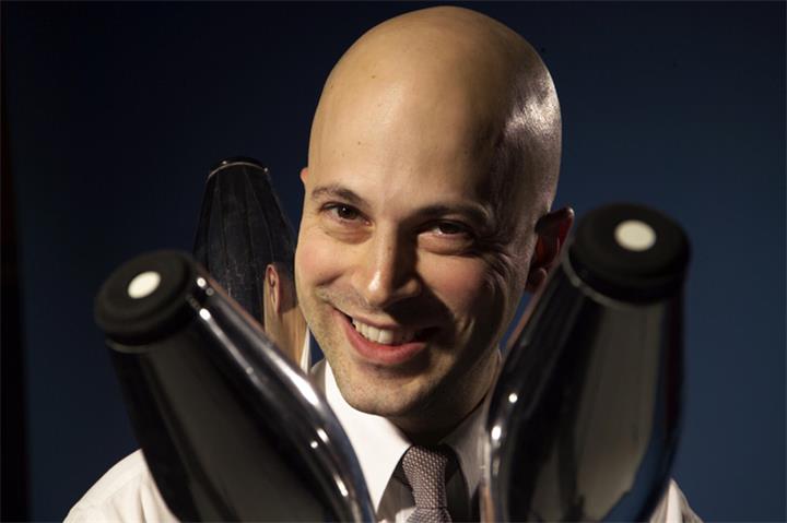 Comedy-Jongleur Joram Seewi ist bei der zweiten Reken-Varieté-Show dabei.